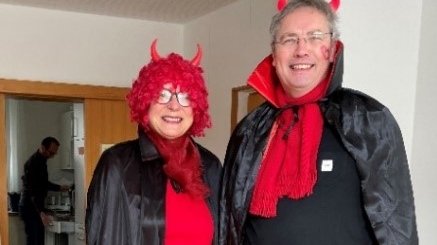Ehepaar Wilde mit Faschingsverkleidung als Teufel